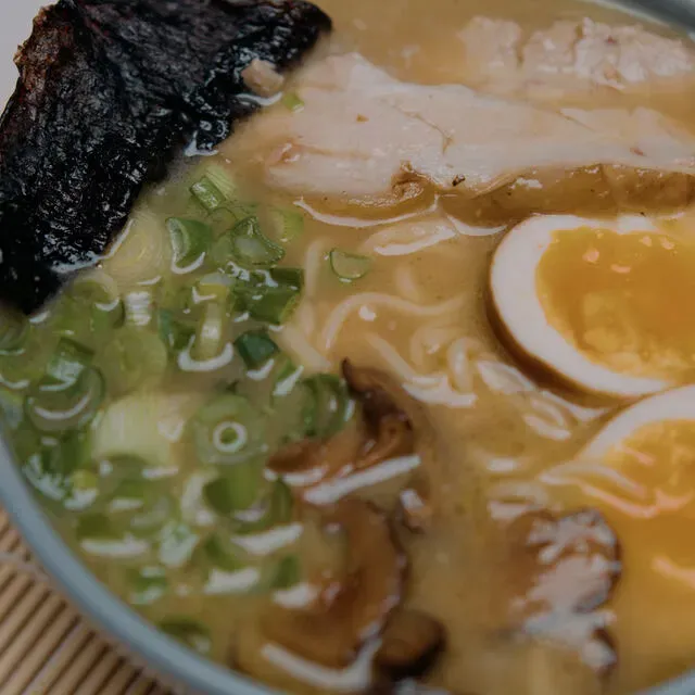 Caldo tonkotsu con nori, huevo y chashu