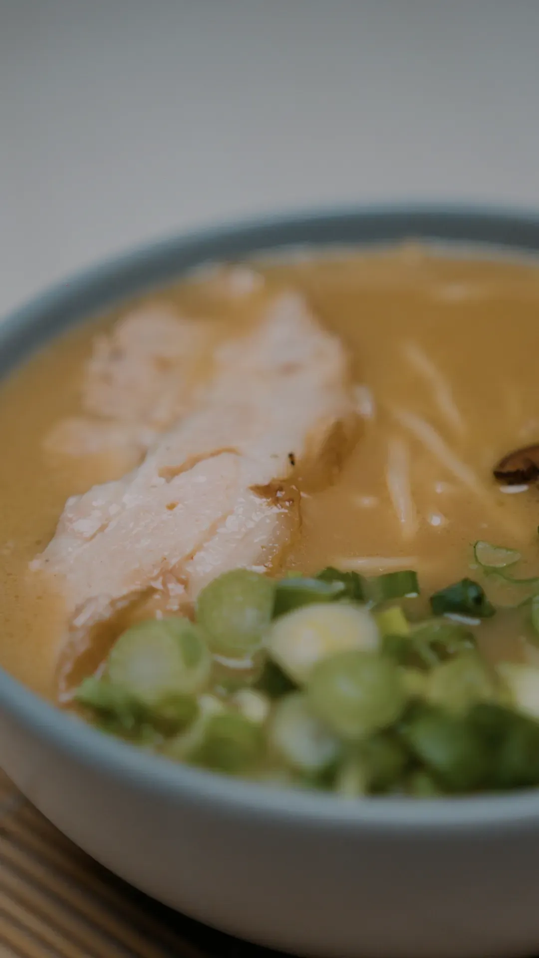 Macro: chashu, fideos y cebollín en caldo tonkotsu