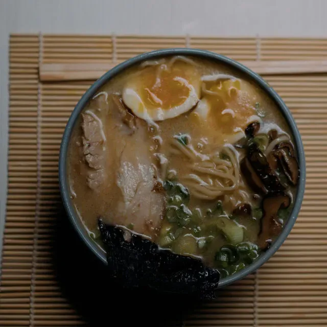 Tazón de ramen tonkotsu cenital