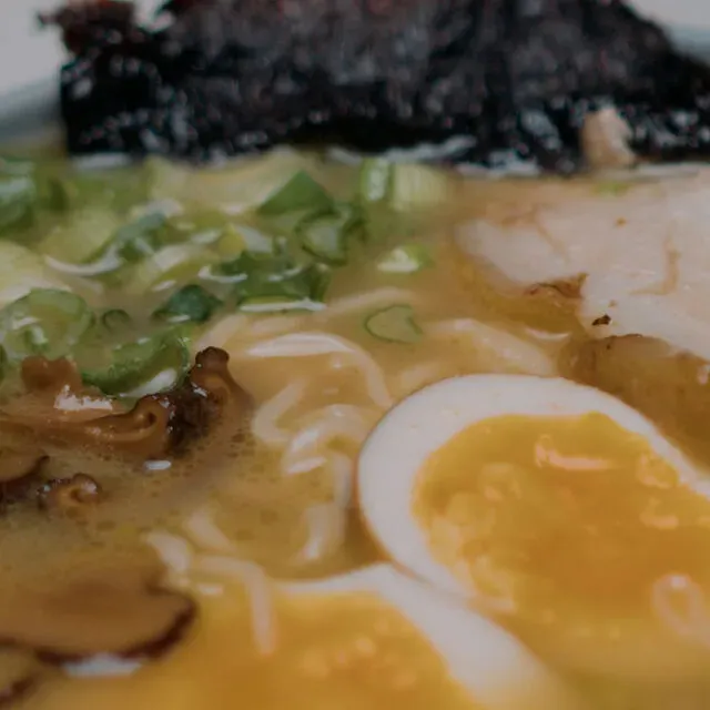 Macro: nori, huevo y fideos en caldo tonkotsu
